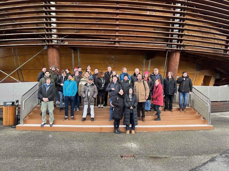 Gruppenfoto vor dem Globe of Science and Innovation Gruppenfoto vor dem Globe of Science and Innovation