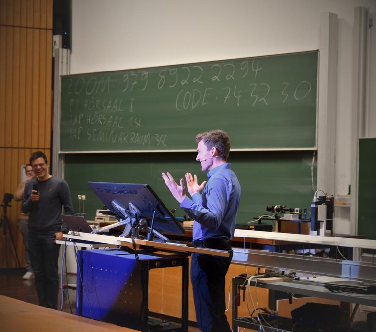 Grant Sanderson mit den Organisatoren des Physikalischen Kolloquiums Grant Sanderson mit den Organisatoren des Physikalischen Kolloquiums