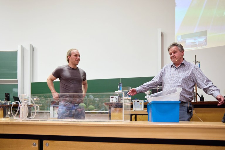 Ist das Becken leer? Nein, ein unsichtbares Gas, das schwerer als Luft ist, füllt es. Wie könnte man es sichtbar machen? Ist das Becken leer? Nein, ein unsichtbares Gas, das schwerer als Luft ist, füllt es. Wie könnte man es sichtbar machen?