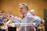 Experiment 4: Die Gasentladungsröhre. Atome werden angeregt.