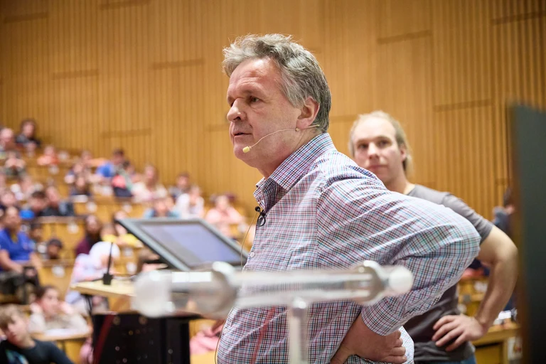 Experiment 4: Die Gasentladungsröhre. Atome werden angeregt.