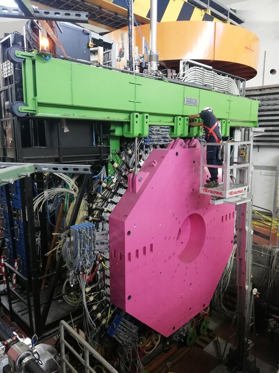 Diesen Magneten am italienischen Laboratori Nazionali di Frascati wird das Team vom GravNet für die Suche nach Gravitationswellen verwenden. Diesen Magneten am italienischen Laboratori Nazionali di Frascati wird das Team vom GravNet für die Suche nach Gravitationswellen verwenden.
