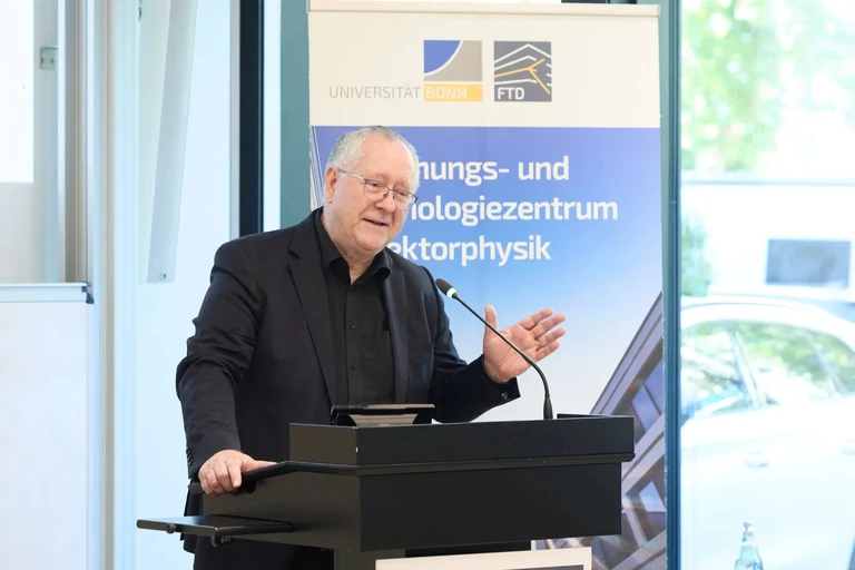 Rektor Prof. Dr. Dr. h.c. Michael Hoch  begrüßte die Gäste.