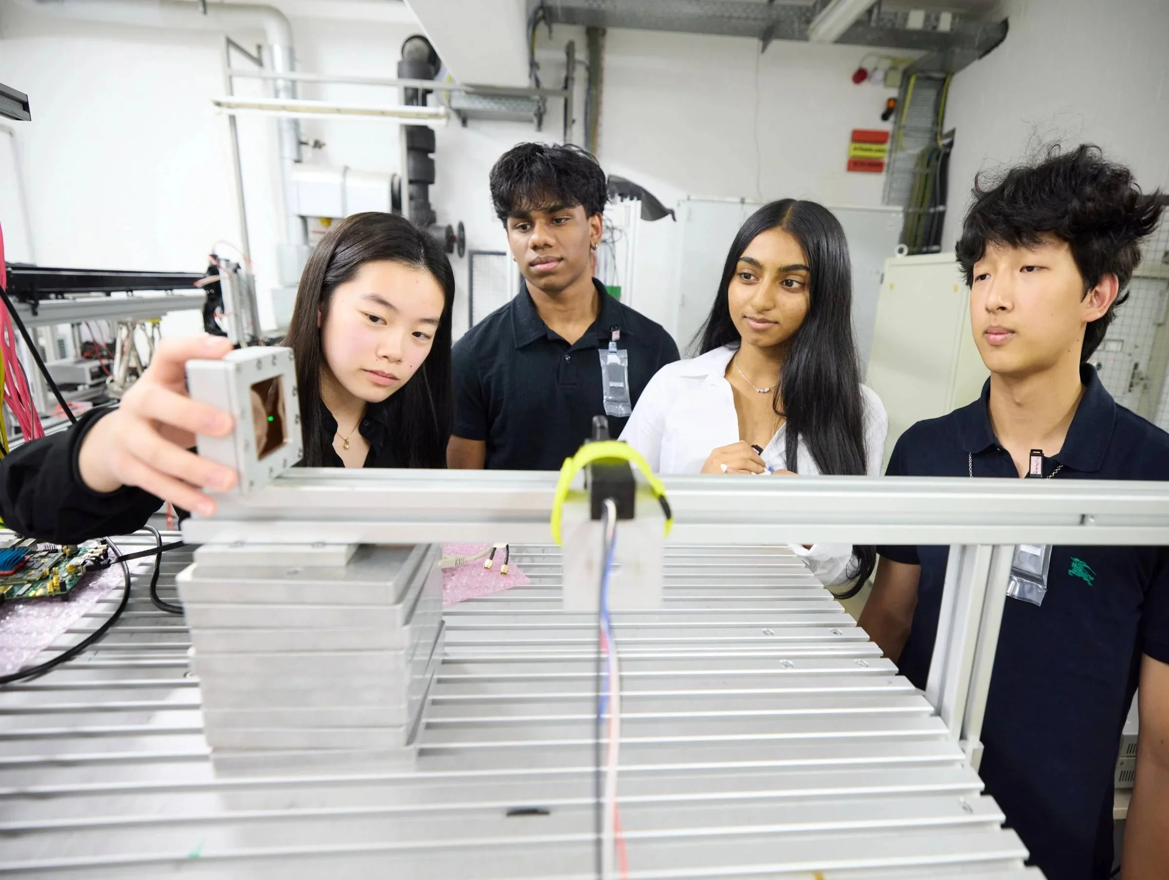 Team Xtreme beim Aufbau ihre Experiments.