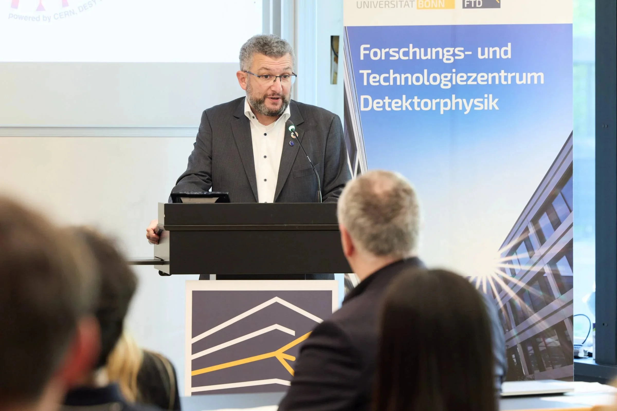 Dr. Sascha Schmeling vom CERN