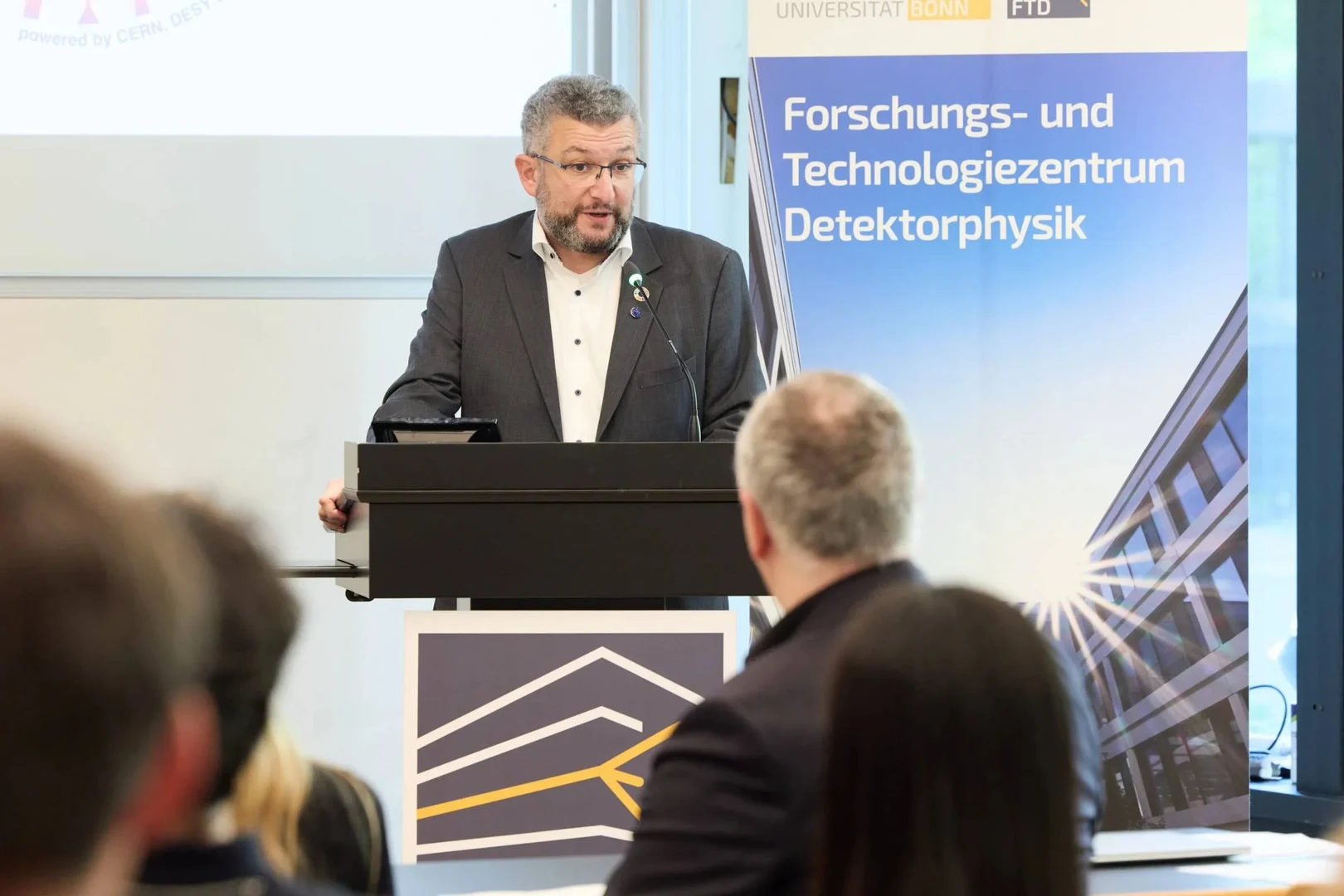 Dr. Sascha Schmeling vom CERN