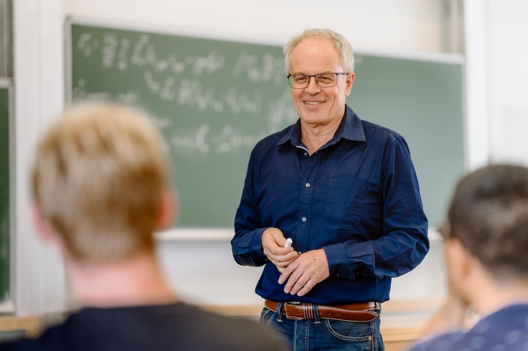 Prof. Dr. Hans Kroha. Prof. Dr. Hans Kroha.
