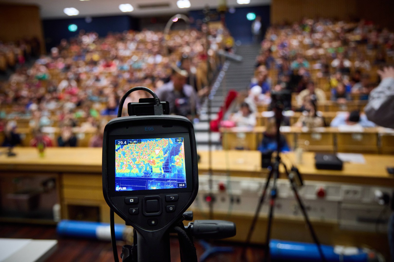 Experiment 3: Making heat "visible". The infrared radiation of the audience is recorded using a thermal imaging camera.