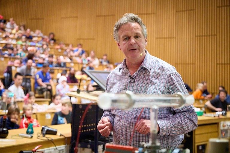 Prof. Desch explains how the gas discharge tube works. Prof. Desch explains how the gas discharge tube works.