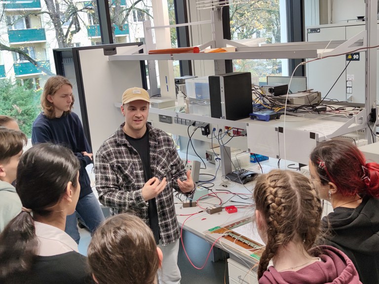 Pupils during a lab tour in the Detector Physics Research and Technology Center at the Uni Bonn