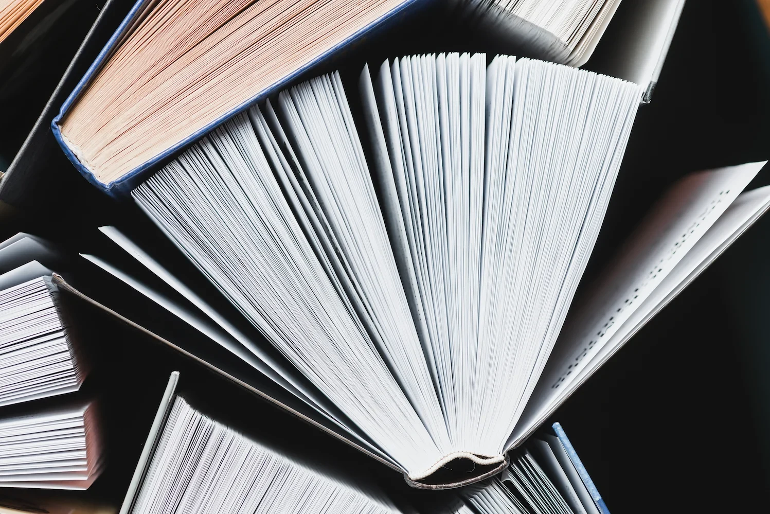 Eine Wissenschaftlerin und ein Wissenschaftler arbeiten hinter einer Glasfassade und mischen Chemikalien mit Großgeräten.